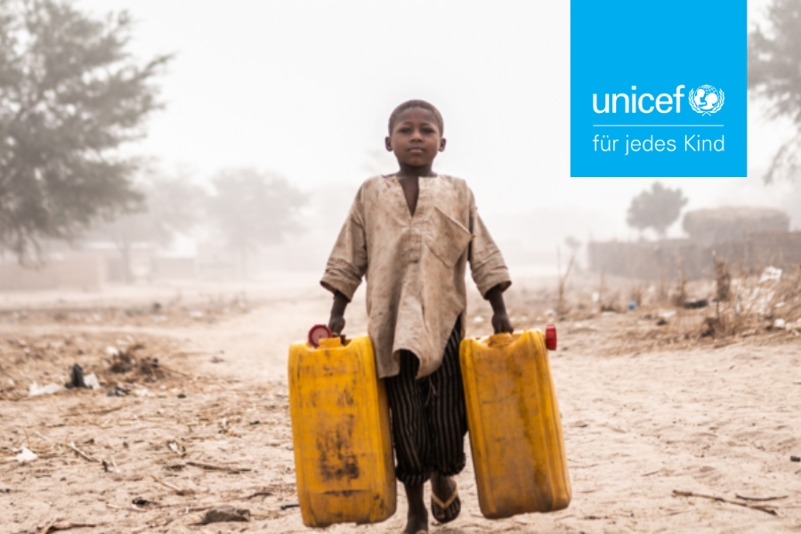 UNICEFWalk4Water Bub mit Kanistern